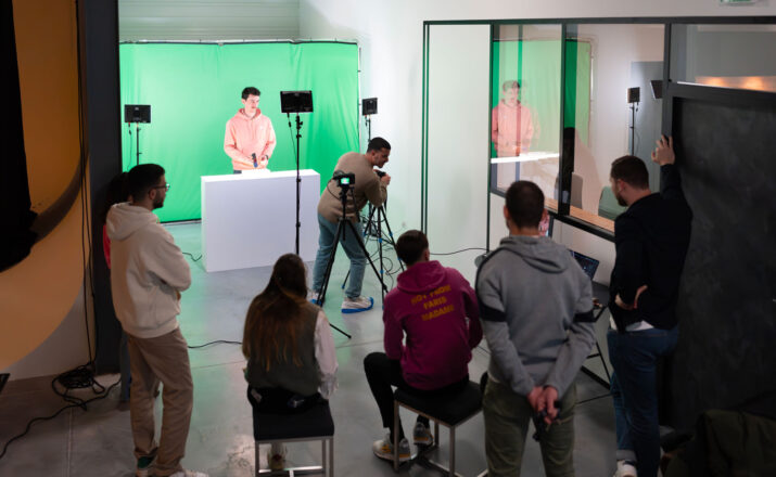 Un fond vert à proximité du cyclorama