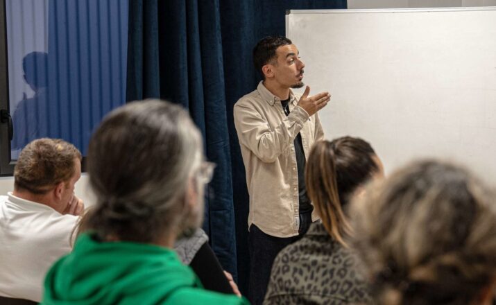 Une salle de conférence spacieuse